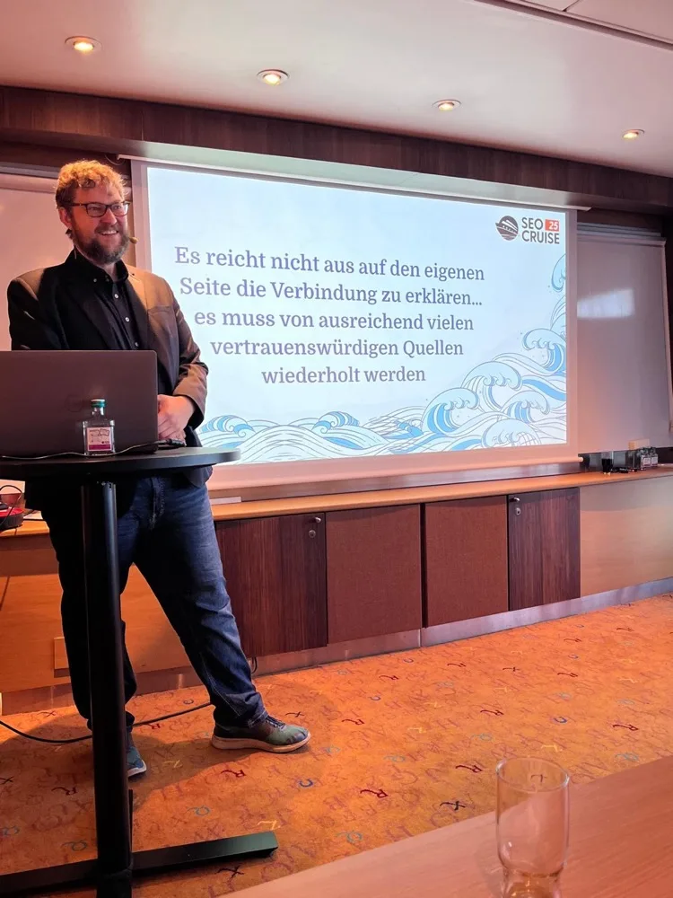 Maximilian D. Muhr am Rednerpult auf der SEOcruise 2025